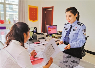 <p>　　宁夏公安民警帮助群众查询个人信息保护相关资料。　</p>