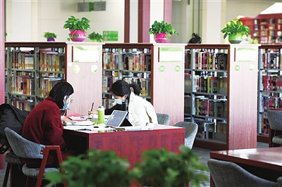 市民在宁夏图书馆阅读。