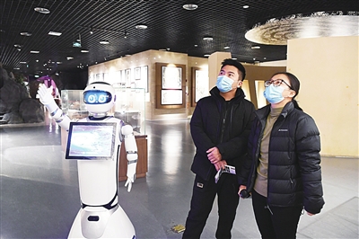     在宁夏博物馆，智能机器人讲解员正在为游客讲解。