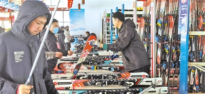 <p>　　宁夏六盘山周沟滑雪场，游客在租赁雪具。</p>