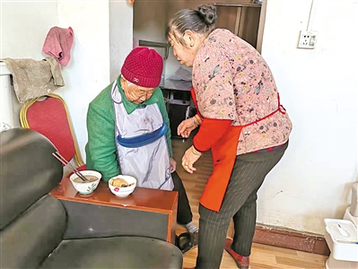 <p>　　2月22日，赵萍英服侍婆婆吃早餐。</p><p>　　本报记者　裴云云　摄</p>