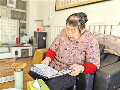 <p>　　赵萍英哼唱自己创作的三句半。</p><p>　　本报记者　裴云云　摄　　</p>
