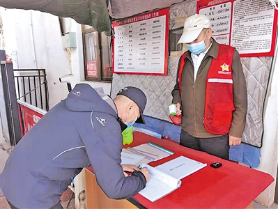 <p>　　疫情防控期间，蔡亚柱（右）主动报名参加志愿者，在小区门口为来往居民测温。</p>