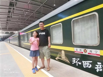 2018年，唐宇带大女儿回银川，专门参观了银川火车站。唐宇供图