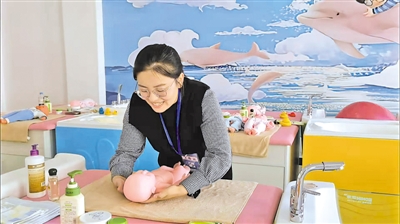<p>　　金凤区家庭服务业孵化产业园家政实训室家政服务员在练习做婴幼儿抚触操。</p>