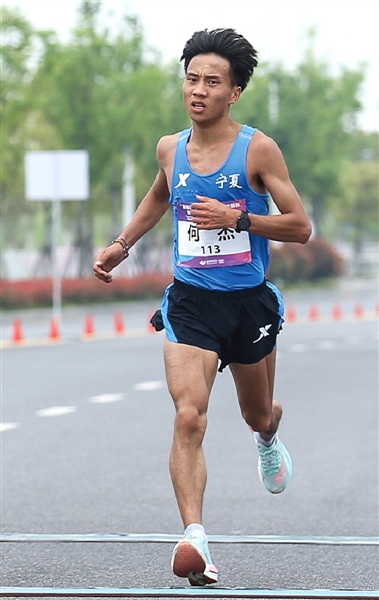 何杰参加2022世界田径锦标赛暨亚运会马拉松选拔赛。受访者供图