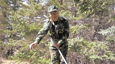 <p>　　董川巡山中。</p><p>　　本报记者　杜晓星　实习生　彭斌　摄</p>