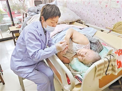 <p>　　石嘴山市大武口区政府通过购买居家养老服务，为老年人检查身体。</p>