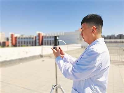 <p>　　工作人员对碳组分监测仪开展流量检查。</p>
