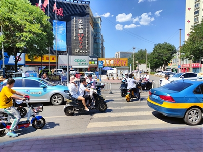 银川街头仍有部分市民驾乘电动自行车不佩戴头盔。