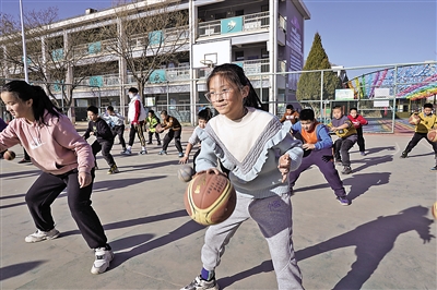<p>青铜峡市第三小学学生上篮球课。</p>