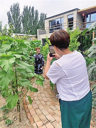 <p>　　走出家门，很多游客住到昊苑村民宿放飞心情。</p>