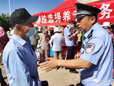 吴忠市公安局民警在辖区开展防范电信网络诈骗宣传活动。
    本报通讯员 徐夏煜 摄