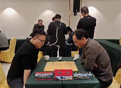     张志华（左）与老对手吴安勤过招。（受访者供图）
