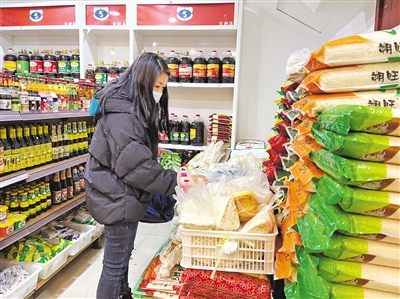 ①顾客在银川市兴庆区一家果蔬店取线上拼购的食品。