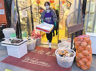  ②在银川市兴庆区一家果蔬店门口，摆满了拼购的各类水果和蔬菜。