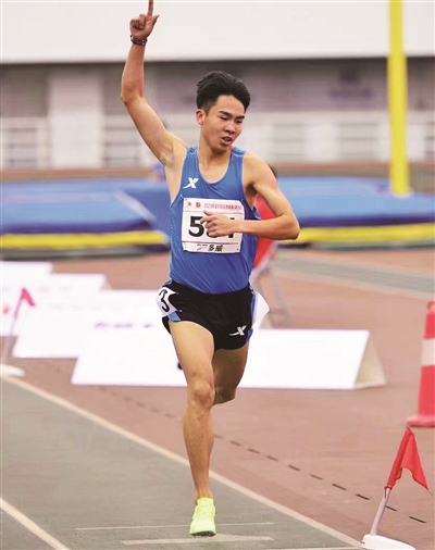万佳新以8分33秒58获得冠军。