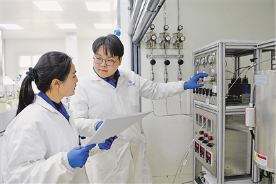 ① 宁东现代煤化工中试基地，实验员在微反应技术实验室作业。