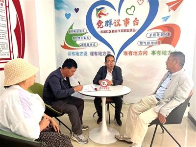 在郭军红（右二）的调解下，当事人双方最终达成一致意见。（资料图片）