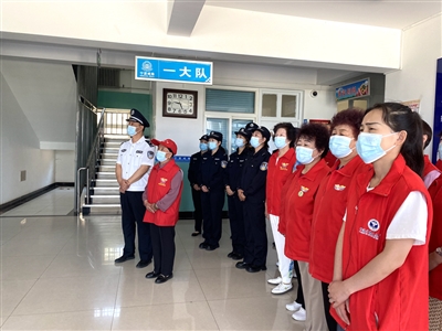 6月14日上午，70多岁的王兰花（前排右）冒着高温来到吴忠强制隔离戒毒所开展禁毒普法宣传。本报通讯员 田武 摄
