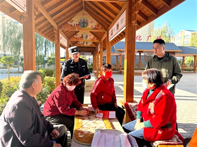 近日，在灵武市临河镇临河村塞上新居小区，社区民警与综治中心工作人员共同开展反诈宣传。