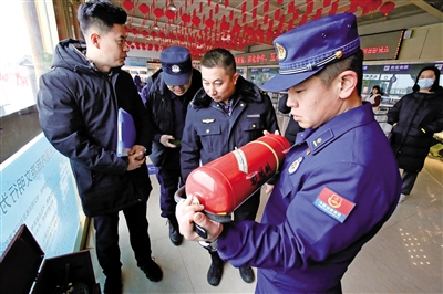 2月5日，消防监督员查验消防器材有效期限。
