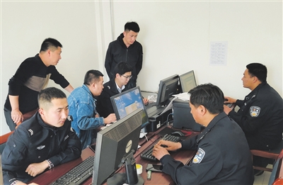 民警对案件进行梳理。警方供图