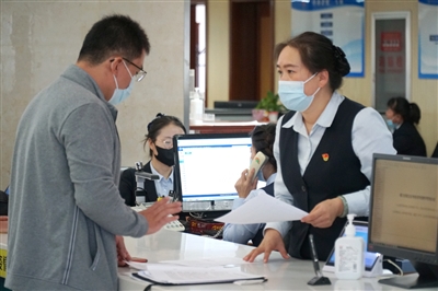 群众在银川市民大厅办理业务。