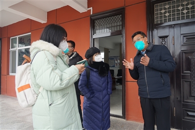 12月19日，固原市原州区三营镇安和村民生服务中心主任任旭利（右一）向记者介绍该中心为群众提供的便民服务。本报记者 段涛 摄