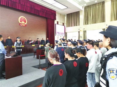 <p>　　5月25日，在兴庆区法院法庭上，32名被告人接受审判。</p>
