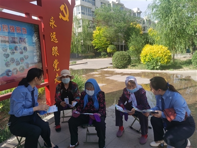 身为村官（社区）助理的检察干警经常到社区开展法律宣传。