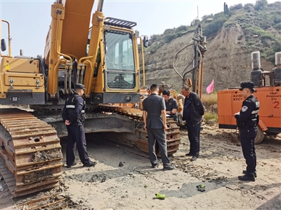 9月13日至15日，兴庆区法院执行干警前往内蒙古鄂尔多斯市、包头市2个矿区，成功扣押2台案涉挖掘机。