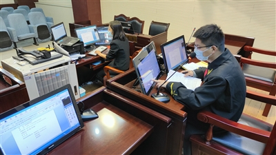 兴庆区法院法官线上审理案件。
    （资料图片）