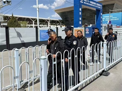盐池县人民法院执行干警联合银川站派出所民警火速布控，将藏匿的被执行人魏某截获并采取司法拘留措施。  受访单位供图
