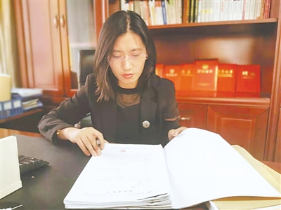 <p>　　律师赵海丽查阅案卷。</p>