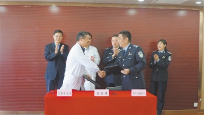 <p>　　宁医大总院与银川市兴庆区公安分局正式签订框架协议。　（银川市公安局兴庆区分局提供）</p>