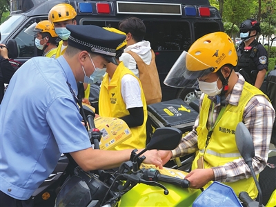 反诈知识“送货上门”。本报记者    黄英    摄