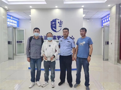 五月二十三日，马波（右二）一行将外省潜逃十六年的命案逃犯成功抓获。
    本报通讯员 黄雨霖 摄