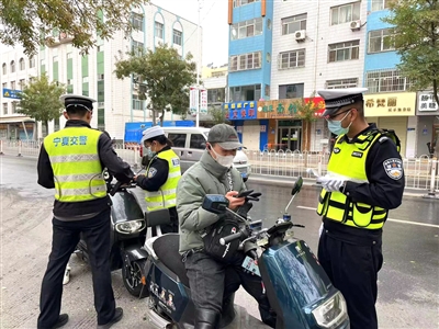 近日，该大队民警辅警现场查处非机动车交通违法。&&