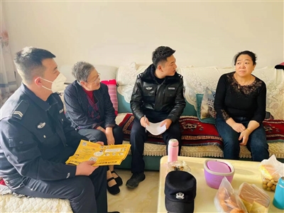 近日，花马池派出所民警到群众家中开展反诈宣传。