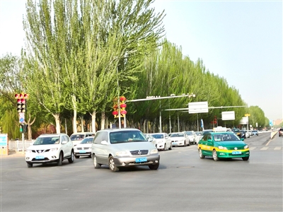4月18日早高峰时段，银川市亲水大街与黄河路路口西向北方向车辆借用BRT公交专用道左转，通行效率明显提升。