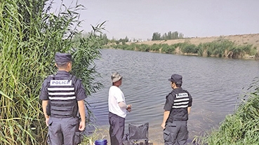 巡逻民警劝离河边钓鱼群众。
