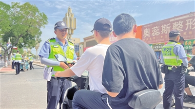向驾驶人和乘车人讲解交通安全知识。