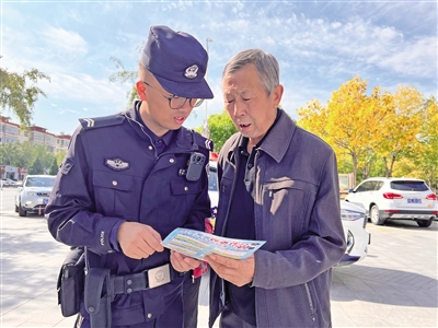     盐池县公安局民警向群众宣讲反诈知识。