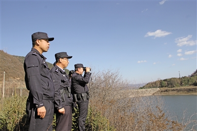 森林警长巡护候鸟栖息地。  （资料图片）