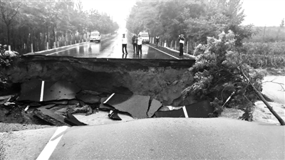 国道109线路面发生塌陷