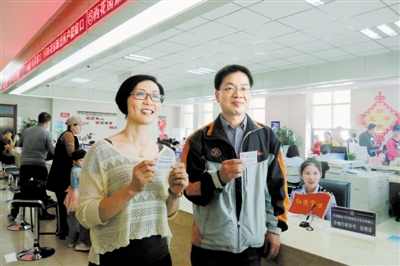 <p>　　图为来自香港特别行政区的赖伟青夫妇，在银川市西夏区市民服务大厅领取港澳台居民居住证。　　　　本报记者　李锦　摄</p>
