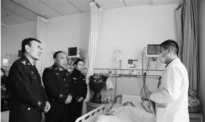 公安机关及交管部门相关领导到医院探望张伟东。    图片由警方提供