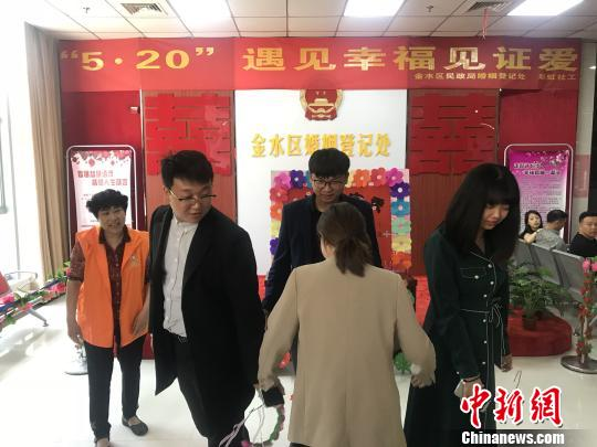 头纱,跟拍,小板凳 郑州新人"全副武装"领结婚证