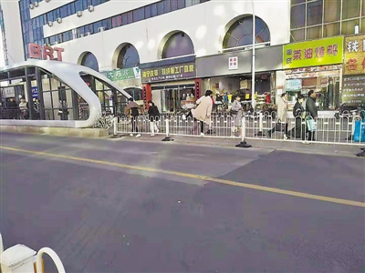 <p>　　银川商城附近一名女子正在翻越护栏。　　　　本报记者　刘惠媛　摄</p>